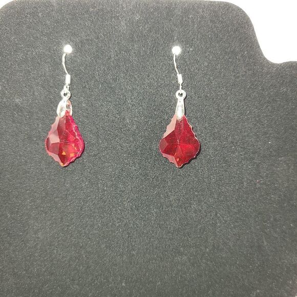 Unbranded Jewelry - Beautiful Cut Crystal Red Dangle Earring
